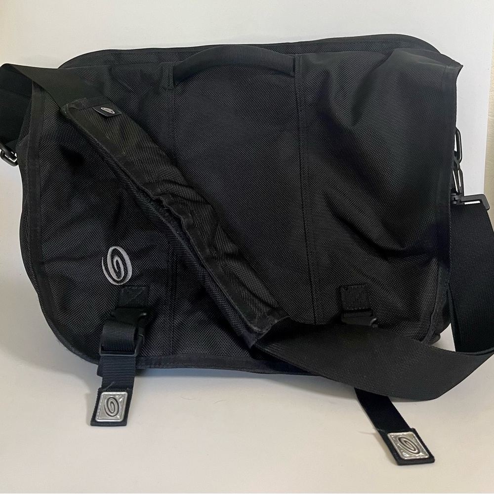 Timbuk2 black large capacity messenger bag commuter bag